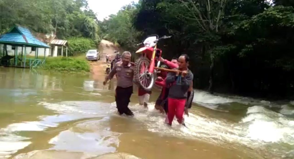Sungai Meluap! Polisi Bersama Warga Pikul Kendaraan