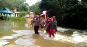 Sungai Meluap! Polisi Bersama Warga Pikul Kendaraan
