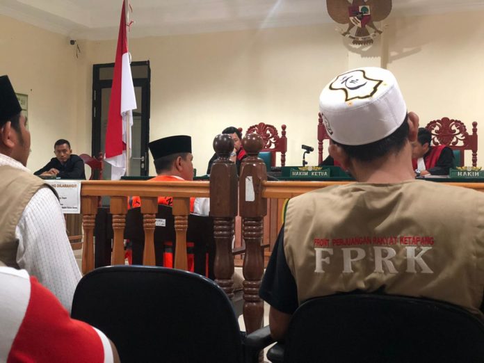 Terdakwa Isa Anshari (rompi oranye) saat menjalani sidang atas tuduhan ujaran kebencian di Pengadilan Negeri Ketapang, Selasa (11/12) Pagi.