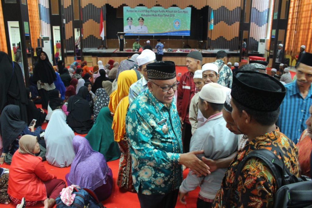 1067 Guru Ngaji dan Petugas Fardhu Kifayah Terima Insentif