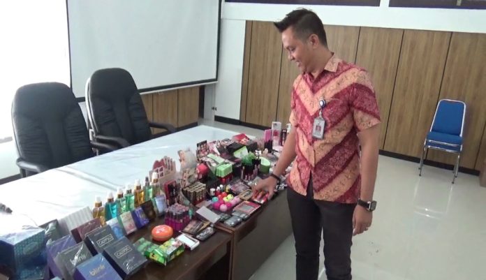 Plh Kepala BBPOM Pontianak, Berthin Hendry Dunard menunjukkan produk kosmetik tanpa izin edar yang berhasil disita dari penertiban di sejumlah toko dan pasar tradisional di Pontianak. Foto Septa Haryati