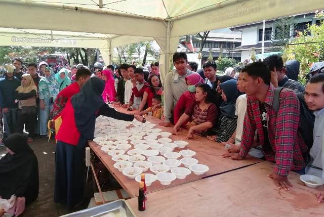 Bakso dan Sate Gratis Diantre Warga