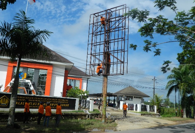 Tak Lagi Layak, Reklame Aset PAD Dibongkar