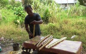 Penghasilan Lebih Menjanjikan, Petani Karet Ini Beralih Jualan Es Tebu