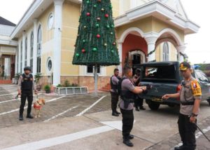 Kapolresta Bersama Tim Jihandak Brimob Lakukan Sterilisasi Gereja