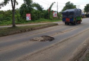 Ati Ati Wak! Banyak Lubang di Jalan Sungai Ambawang