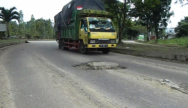 Usman Minta SKPD Jeli Pada Kerusakan Jalan