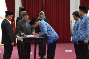Ria Norsan Lantik 37 Pejabat Fungsional Pemprov