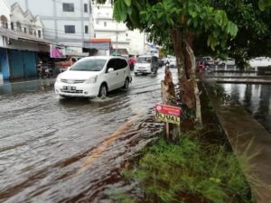 Purnama Masih Tergenang, Sejumlah Kegiatan Usaha Tutup