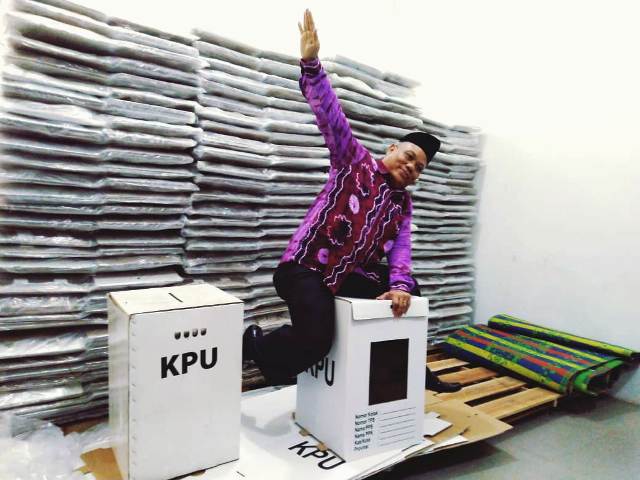 Sambil Bergaya, Ketua KPU Pontianak Buktikan Kuatnya Kotak Suara Kardus