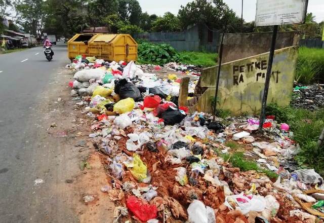 Sampah Berserakan di TPS Arang Limbung