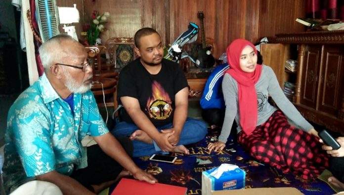 Hariyani (kerudung merah) dan Wendi Setiawan (baju hitam) atlet judo Kubu Raya, bersama Ketua Pengurus Kabupaten (Pengkab) Judo Kubu Raya, Indra Wijaya (baju biru). Foto Septa Haryati