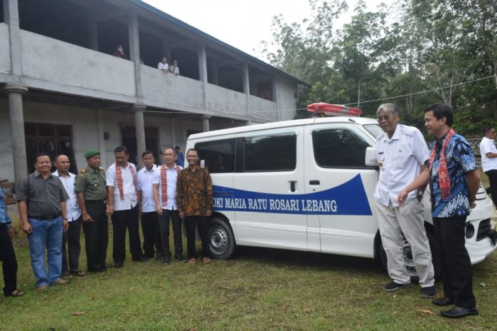 Bantuan satu unit ambulance diberikan kepada Gereja Paroki Maria Ratu Rosari Lebang, di Dusun Lanjing, Desa Gembala Raya, Kecamatan Kelam Permai, Kabupaten Sintang, Rabu (19/12). Foto dok Pemkab Sintang