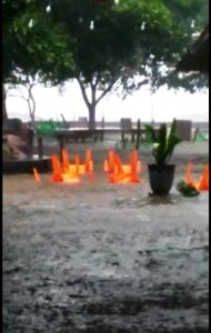 No Hoax! Jungkat Beach Diterjang Ombak, Angin Kencang dan Hujan