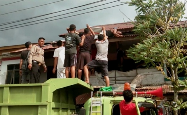 Perbaiki Atap seng, Markus Tersengat Listrik