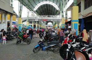 Jelang Natal, Pengunjung Pasar Tengah Meningkat