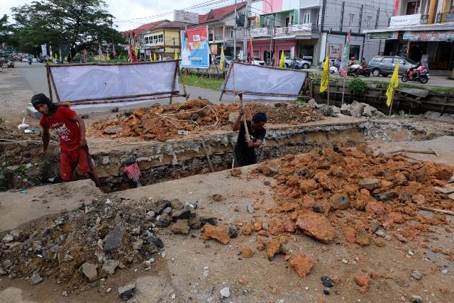 Tutup Jalan Sejalur, Pelaksana Proyek Minta Maaf
