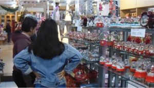 Toko Pernak Pernik Natal Mulai Diserbu Pengunjung