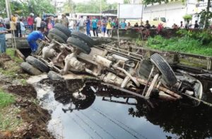 Astaga! Truk Menyala Ditinggal Makan, Orgil Bawa Truk Cebur Parit