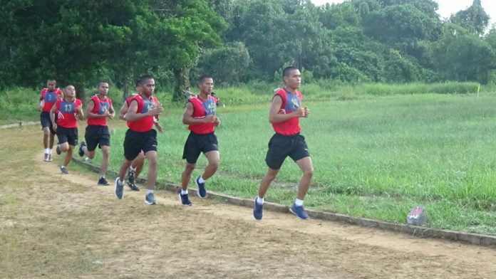 Para prajurit saat menjalani tes kesegaran jasmani di lapangan sepak bola Mako Brigif 19/Kh Singkawang, Kalimantan Barat, Sabtu (26/1) Pagi. Foto dok Brigif 19/Kh Singkawang