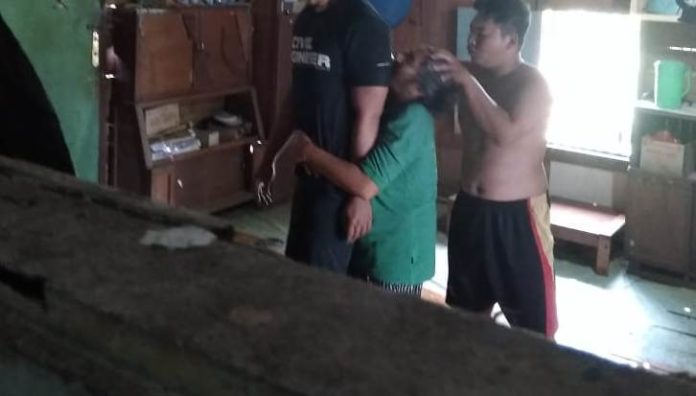 Alusia menangis sambil memeluk jasad anak sulungnya Lanang yang nekat mengakhiri hidup dengan cara gantung diri di dapur rumahnya, Gang Bumi Barito, Alas Kusuma, Desa Kuala Dua, Kabupaten Kubu Raya, Kamis (10/1) siang. Foto Septa Haryati