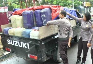 Tertangkap! Penyalin Bensin ke 75 Jerigen di SPBU Martadinata