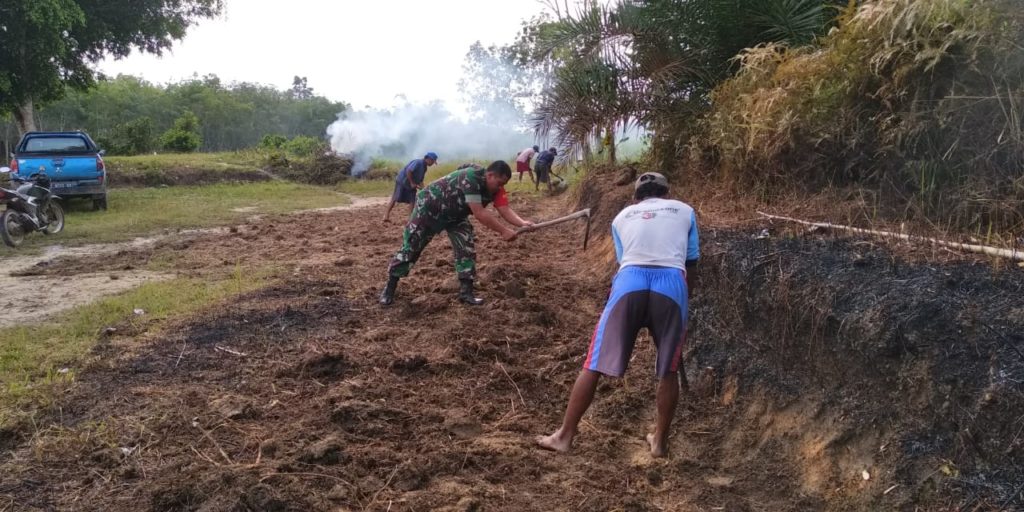 Cegah Banjir, Babinsa Arsel Buat Saluran Air untuk Warga