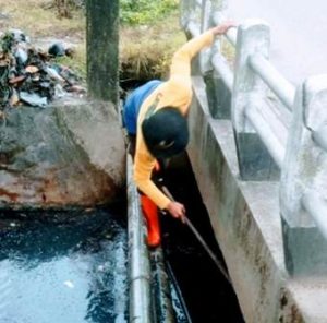 Jelang Imlek, Pasukan Kuning DLH Singkawang Bersihkan Sampah di Sungai
