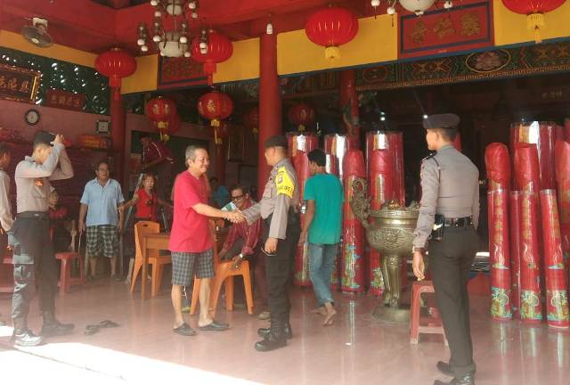Sabhara Polres Mempawah Patroli ke Vihara Jelang Imlek