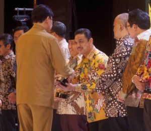 APPSI dan Jawa Pos Anugrahkan Adhi Purna Prima Award Untuk Kalbar
