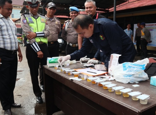 Ada Apa? Propam Polda Mendadak Tes Urin Anggota Polres Sintang