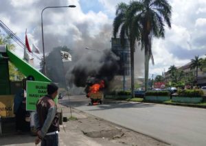 Tossa Sampah Terbakar di Tengah Jalan
