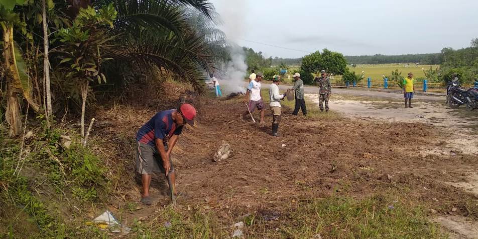 TNI dan rakyat gotong royong membuat saluran untuk mencegah banjir ketika memasuki musim penghujan. Foto dok Kapendam