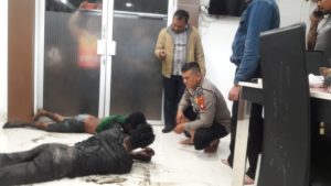 Maling Apes! Dikejar Massa Jatuh di Parit Depan Pos Polisi