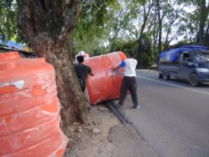 Apes! Tangki Air Jatuh Timpa Motor