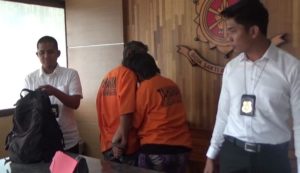 Sepasang Kekasih Mencuri di Toko Rias Pengantin