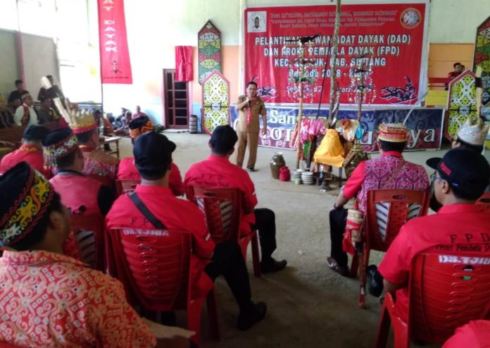 Wakil Bupati sekaligus Ketua Dewan Pembina DAD Kabupaten Sintang, Askiman, saat menyampaikan kata sambutan acara pelantikan kepengurusan DAD dan FPD Kecamatan Sepauk, di Balai Temuai, Desa Lengkanat, Selasa (12/2). Foto Zein