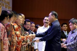 Menteri PAN-RB Serahkan LHE-AKIP Kubu Raya