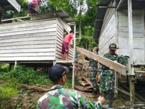 Satgas Yonif 511/DY Bertahan di Lokasi Longsor Bantu Korban