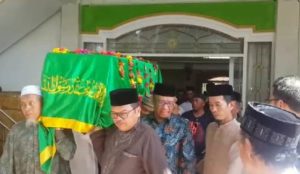 Gubernur Ikut Pikul Keranda Almarhum Ishaq Saleh