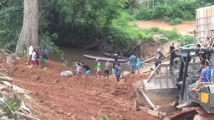 Program karya bakti Kodim 1203/Ktp akan membuka akses jalan sepanjang 20 Km untuk menghubungkan Desa Batu Lapis dengan Desa Beginci Darat, Kecamatan Hulu Sungai, Kabupaten Ketapang. Foto dok Kodim 1203/Ktp