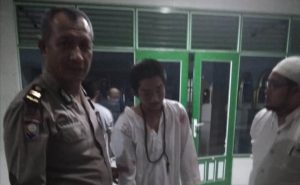 Orang Gila Pecahkan Kaca Masjid At-Taqwa
