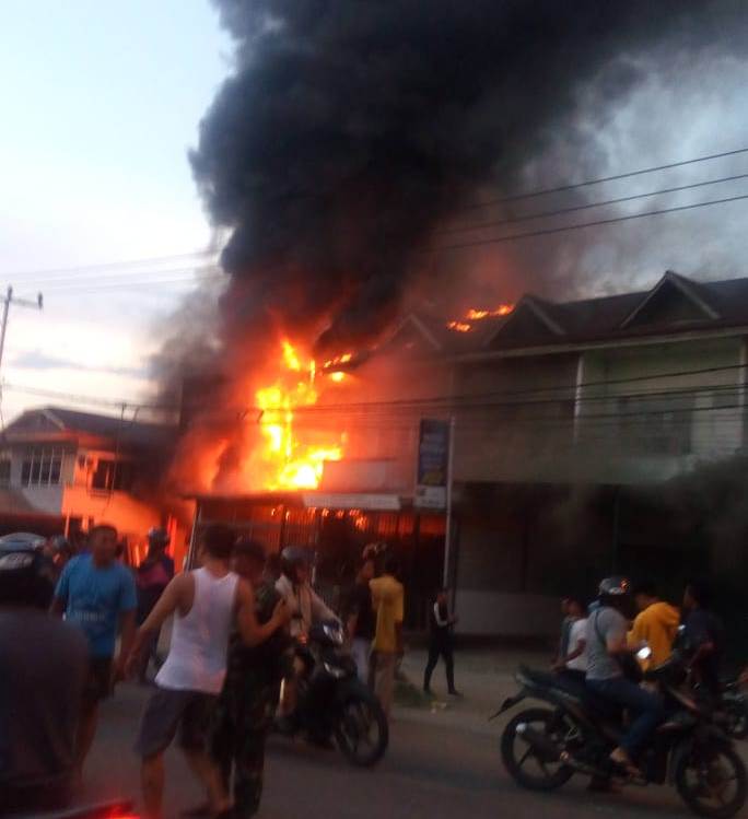 Enam Ruko Terbakar, Satu Petugas Damkar Pingsan