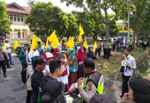 Massa KAMMI Gelar Aksi di Kantor KPU