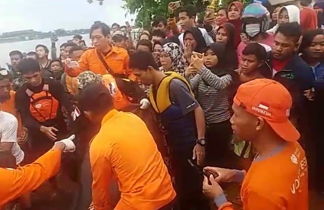 Ibunda Faren Menangis Panggil Anaknya dari Tepi Sungai