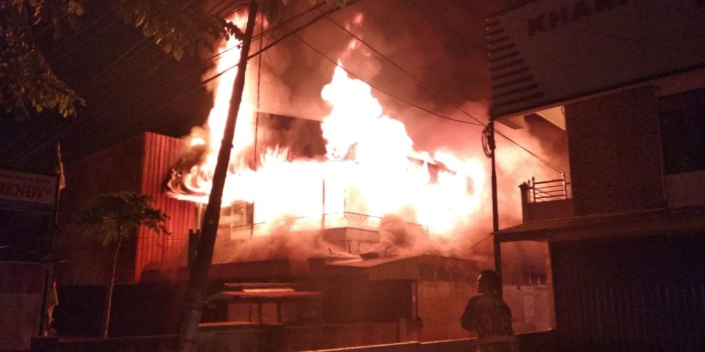 Terdengar Ledakan Dua Ruko Terbakar