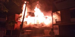Terdengar Ledakan Dua Ruko Terbakar