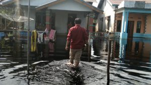 Rumah Terendam Banjir Warga Tak Mengungsi