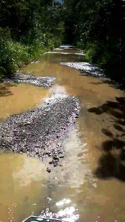 Mau ke Sungai Ambangah? Lihat Dulu Jalannya Seperti Kolam Lumpur