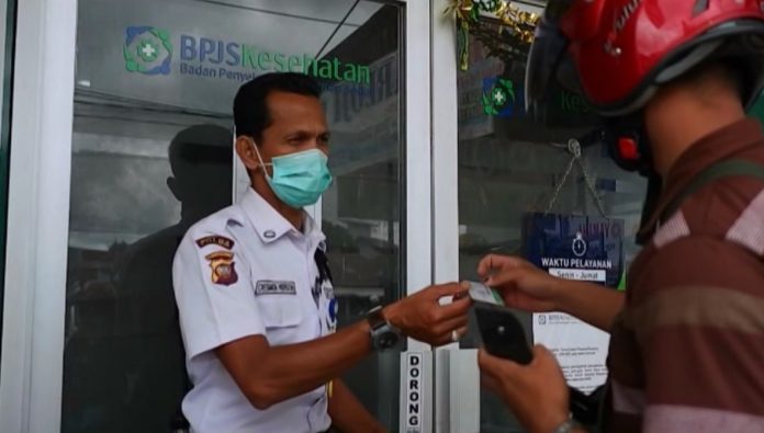 Peserta saat mendatangi Kantor BPJS Kesehatan Cabang Sintang untuk melakukan penyesuaian iuran atau pindah kelas kepesertaan. Foto Zein